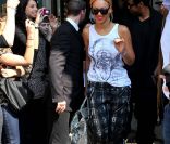 Beyoncé et son mari Jay-Z sortent de leur hôtel Le Meurice pour quitter Paris, le 26 avril 2011