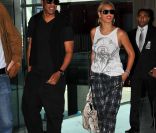 Beyoncé et son mari Jay-Z arrivent à l'aéroport Roissy Charles de Gaulle pour quitter Paris, le 26 avril 2011