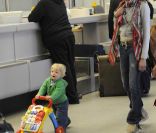 Boris Becker à l'aéroport de Berlin, avec son fils Amadeus et sa femme Lilly. En avril 2011
