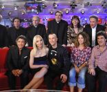 Les Prêtres, le séminariste Dinh Nguyen Nguyen, le vicaire Charles Troesch de la paroisse Saint Roch et Jean Michel Bardet, curé de la Cathédrale de Gap, Corinne et Gilles Benizio (Shirley et Dino), Ornella Muti, Frédéric François, Aylin Prandi, Artu