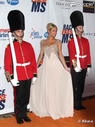 Paris Hilton très bien entourée à l'occasion du 18e Gala Race to Erase qui s'est tenu à l'Hyatt Regency Century Plaza, à Century City, le 29 avril 2011.