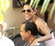 La très belle Halle Berry retrouve le mythique Billy Dee Williams sur la terrasse du restaurant Pana & Vino, à West Hollywood, le 27 avril 2011.