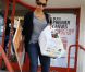 Halle Berry a décidément une âme d'artiste ! Elle est allé faire des courses chez BlickArt, à Los Angeles, le 21 avril 2011.