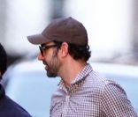 Sacha Baron Cohen et sa compagne Isla Fisher profite d\'un moment de détente en famille dans les rues de New York
