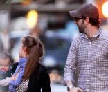 Sacha Baron Cohen et sa compagne Isla Fisher profite d\'un moment de détente en famille dans les rues de New York