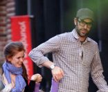 Sacha Baron Cohen et sa compagne Isla Fisher profite d\'un moment de détente en famille dans les rues de New York