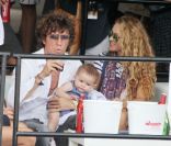 Paulina Rubio, son époux Nicolas et leur fils de six mois, lui aussi prénommé Nicolas, se rendent à un match de beach soccer, à Miami, samedi 30 avril.