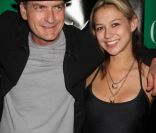 Charlie Sheen assiste avec sa petite amie Natalie à une soirée au Château Nightclub & Garden, à Los Angeles, dimanche 1er mai.