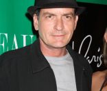 Charlie Sheen assiste avec sa petite amie Natalie à une soirée au Château Nightclub & Garden, à Los Angeles, dimanche 1er mai.