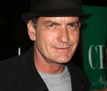 Charlie Sheen assiste avec sa petite amie Natalie à une soirée au Château Nightclub & Garden, à Los Angeles, dimanche 1er mai.