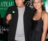 Charlie Sheen assiste avec sa petite amie Natalie à une soirée au Château Nightclub & Garden, à Los Angeles, dimanche 1er mai.