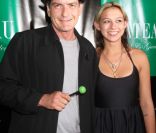 Charlie Sheen assiste avec sa petite amie Natalie à une soirée au Château Nightclub & Garden, à Los Angeles, dimanche 1er mai.