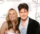 Charlie Sheen et Brooke Mueller, en 2007, à Beverly Hills, quelques mois avant leur mariage.