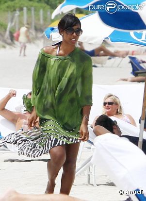 Kelly Rowland se prélasse sur une plage de Miami, le 1er mai 2011