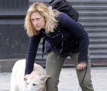 Edie Falco sans maquillage et négligée, promène son chien dans les rues de New York, le 15 avril 2011