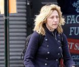 Edie Falco sans maquillage et négligée, promène son chien dans les rues de New York, le 15 avril 2011