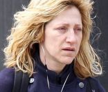 Edie Falco sans maquillage et négligée, promène son chien dans les rues de New York, le 15 avril 2011