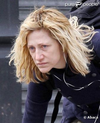 Edie Falco sans maquillage et négligée, promène son chien dans les rues de New York, le 15 avril 2011