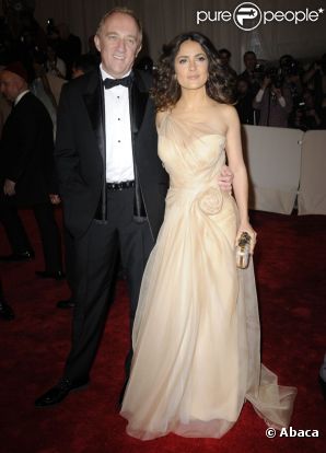 Salma Hayek divine en Alexander McQueen, a fait sensation au bras de son époux François-Henri Pinault lors du MET Ball à New York le 2 mai 2011