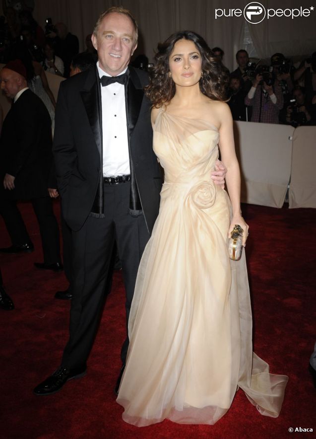 Salma Hayek divine en Alexander McQueen, a fait sensation au bras de son époux François-Henri Pinault lors du MET Ball à New York le 2 mai 2011 