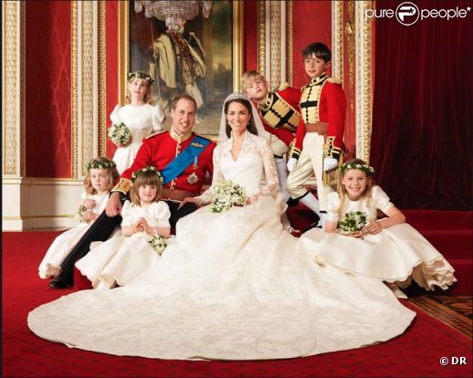 Clichés officiels de Kate et William, jeunes mariés. Le 29 avril 2011. Ils posent avec leurs garçons et demoiselles d'honneur : Margarita Armstrong-Jones, Eliza Lopes, Grace van Cutsem, Louise Windsor, Tom Pettifer, William Lowther-Pinkerton