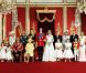 Clichés officiels de Kate et William, jeunes mariés. Le 29 avril 2011 - (En bas, de gauche à droite) Grace van Cutsem, Eliza Lopes, le prince Philip, la reine Élisabeth II, Margarita Armstrong-Jones, Louise Windsor, William Lowther-Pinkerton. (Au-dessus, de gauche à droite) Tom Pettifer, Camilla, la duchesse de Cornouailles, le prince Charles, le prince Harry, le prince William, Kate Middleton, Michael Middleton, Carole Middleton, James Middleton, Pippa Middleton.