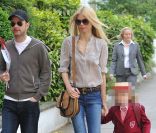 Claudia Schiffer et son mari Matthew Vaughn viennent chercher la petite Clémentine à l\'école le 3 mai 2011