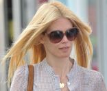 Claudia Schiffer toute en beauté sur le chemin de l\'école le 3 mai 2011