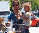 Un duo trop mignon ! Quand Halle Berry et sa fille Nahla vont faire du shopping, elles accordent leurs tenues sur la mode ethnique ! Le 3 mai 2011 à Los Angeles  