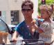 Un duo trop mignon ! Quand Halle Berry et sa fille Nahla vont faire du shopping, elles accordent leurs tenues sur la mode ethnique ! Le 3 mai 2011 à Los Angeles  
