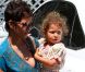 Un duo trop mignon ! Quand Halle Berry et sa fille Nahla vont faire du shopping, elles accordent leurs tenues sur la mode ethnique ! Le 3 mai 2011 à Los Angeles  