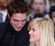 Reese Witherspoon et Robert Pattinson lors de l'avant-première à Londres du film De l'eau pour les éléphants le 3 mai 2011 : le regard de Rob est orienté vers... 
