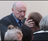 Georges Kiejman, premier mari de l'actrice, assiste au dernier hommage rendu à Marie-France Pisier, en l'église Saint-Roch, à Paris, le 5 mai 2011.