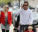 Après un passage chez le fleuriste, direction le parc pour Kingston et Zuma, avec Gwen Stefani et Gavin Rossdale, à Londres (Grande-Bretagne), vendredi 6 mai 2011.