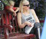 Après un passage chez le fleuriste, direction le parc pour Kingston et Zuma, avec Gwen Stefani et Gavin Rossdale, à Londres (Grande-Bretagne), vendredi 6 mai 2011.