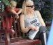Après un passage chez le fleuriste, direction le parc pour Kingston et Zuma, avec Gwen Stefani et Gavin Rossdale, à Londres (Grande-Bretagne), vendredi 6 mai 2011.