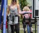 Après un passage chez le fleuriste, direction le parc pour Kingston et Zuma, avec Gwen Stefani et Gavin Rossdale, à Londres (Grande-Bretagne), vendredi 6 mai 2011.
