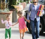 Jennifer Garner et ses filles Violet et Seraphina partent à un goûter d'anniversaire, le 7 mai 2011 à Los Angeles