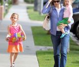 Jennifer Garner et ses filles Violet et Seraphina partent à un goûter d'anniversaire, le 7 mai 2011 à Los Angeles