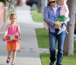 Jennifer Garner et ses filles Violet et Seraphina partent à un goûter d'anniversaire, le 7 mai 2011 à Los Angeles