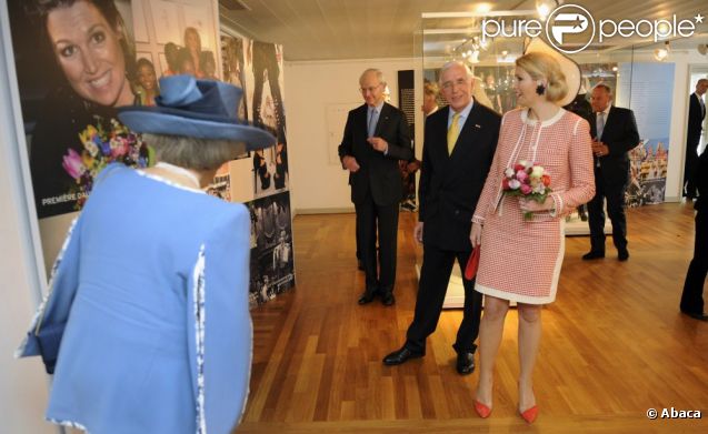 La reine Beatrix et la princesse Maxima des Pays-Bas ont découvert avec beaucoup d'attention l'exposition 'Maxima, 10 ans aux Pays-Bas' à Apeldoorn, Pays-Bas, le 7 mai 2011.