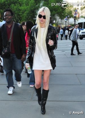 Taylor Momsen dans les rues de New York, le 5 mai 2011
