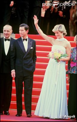  Lady Di porte une magnifique robe en mousseline de soie bleu pâle pour monter les marches du Palais des festivals de Cannes en 1987. 