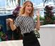 Depuis qu'elle a tourné avec Tarantino, Mélanie Laurent se sent bien et ça se voit ! Tout en confiance, la belle blonde s'assume et porte magnifiquement cet ensemble jupe et marinière. Cannes, 20 mai 2009
