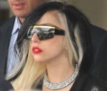 Lady Gaga est arrivée à Paris ce mardi 10 mai 2011. Eh on ne peut pas dire qu'elle voyage léger !