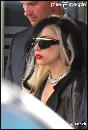 Lady Gaga est arrivée à Paris ce mardi 10 mai 2011. Eh on ne peut pas dire qu'elle voyage léger !