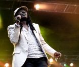 Alpha Blondy au concert en l'honneur des 30 ans de l'élection de François Mitterrand, le 10 mai 2011 sur la place de la Bastille à Paris