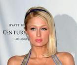 Paris Hilton à la recherche de sa poitrine inexistante...