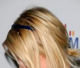 Paris Hilton à la recherche de sa poitrine inexistante...