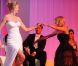 La cérémonie d'ouverture du 64e festival de Cannes le 11 mai 2011 : Mélanie Laurent et Uma Thurman swinguent sur la musique de Jamie Cullum
